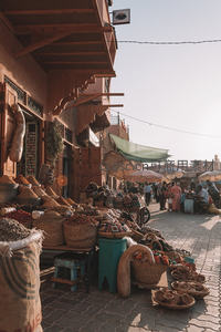 摩洛哥马拉喀什市集摊位琳琅满目，香料与陶器陈列街巷