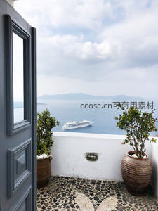 圣托里尼蓝顶白墙阳台远眺爱琴海邮轮