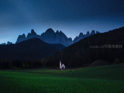 星空下的多洛米蒂山群与孤寂小教堂