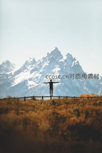 雪峰前张开双臂的人影致敬壮丽山河