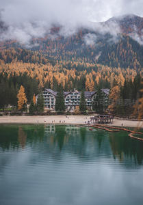 秋日湖畔山居酒店，云雾缭绕金黄林海环绕静谧湖面