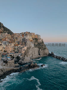悬崖小镇五渔村，彩色房屋依山傍海，暮色中波涛拍岸