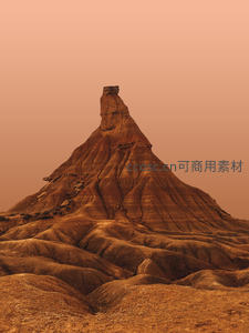 荒漠孤峰地貌特写，层理清晰的红褐色雅丹锥形山体