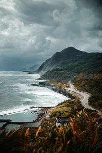 阴云密布下的海岸公路蜿蜒穿行山海之间