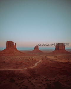 纪念碑谷日落时分越野车驶过砂岩孤峰间