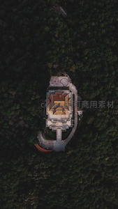 航拍森林深处中式古寺屋顶与庭院布局的对称美学