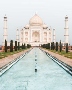 泰姬陵正门视角下对称水道与白色大理石穹顶的庄严之美