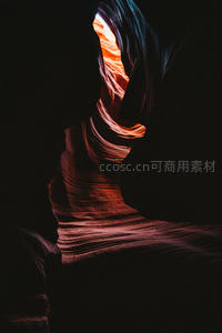 光影交织的砂岩峡谷内部，层理清晰如流动丝绸