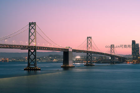 旧金山海湾大桥暮色长曝光，粉紫天幕映照钢铁巨构