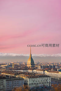 都灵摩天塔沐浴粉霞，阿尔卑斯雪峰作远景画框