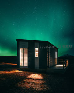 极光下的现代小屋，星穹璀璨伴暖光透窗