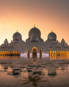 谢赫扎耶德大清真寺黄昏倒影，穹顶金光璀璨