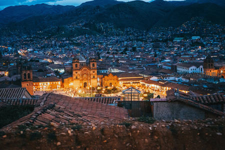 库斯科夜景航拍：圣多明各修道院与山城灯火交辉