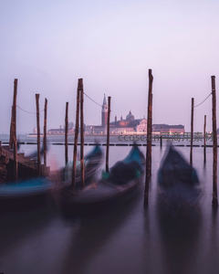 威尼斯贡多拉长曝光：暮色中圣乔治马焦雷教堂朦胧剪影
