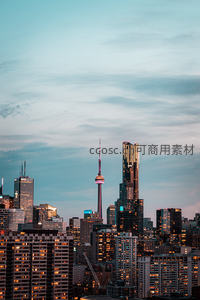 多伦多黄昏天际线，CN塔与现代高楼群在暮色中熠熠生辉