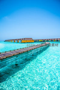 马尔代夫水上别墅群沿木栈道蜿蜒伸展，碧海蓝天交映