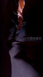 光束穿透羚羊谷砂岩裂缝，形成梦幻光影走廊