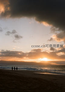 三人剪影伫立海滩，金色夕阳穿透云层洒向海面