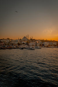 伊斯坦布尔黄昏时分，博斯普鲁斯海峡与清真寺剪影