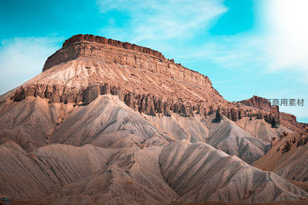 航拍雅丹地貌层峦叠嶂，红褐色岩层在湛蓝天空下壮丽雄奇