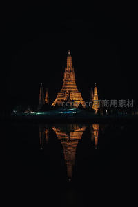 夜色中郑王庙金光璀璨，倒影于静水如镜，庄严肃穆又梦幻唯美