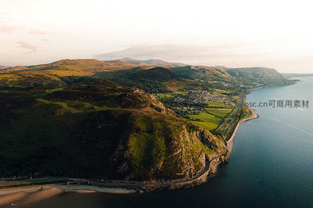 海岸山脉航拍全景，公路蜿蜒穿行绿野碧海间
