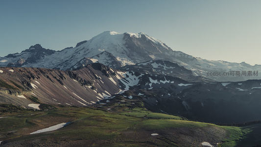 雷尼尔山雪峰与火山岩地貌航拍壮景