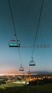 星空下的缆车缓缓穿行，俯瞰灯火璀璨山谷夜景