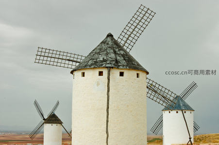 西班牙拉曼查白色风车群：阴云下古典风力磨坊静立旷野