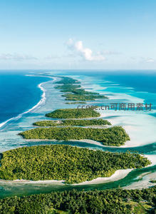 航拍法属波利尼西亚环礁链：碧海绿岛与珊瑚浅滩交织如画