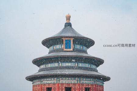 雪中天坛祈年殿穹顶特写，飞雪纷扬映衬皇家建筑彩绘细节