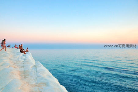 白垩悬崖边人群静赏日落，碧海渐变天际线温柔铺展