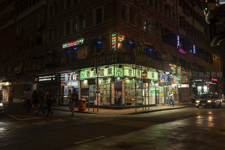 香港湾仔街角24小时药房与便利店霓虹交映夜景