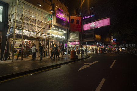  Skechers门店前夜市人潮涌动霓虹招牌映照都市夜生活