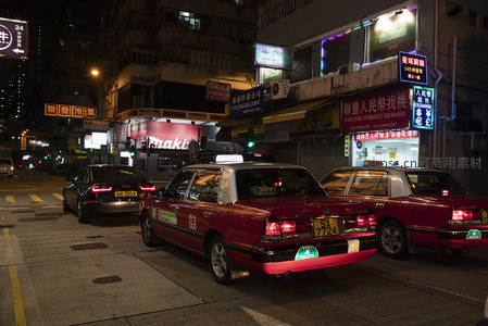 香港夜市街景：红色出租车与霓虹招牌交相辉映的都市夜色