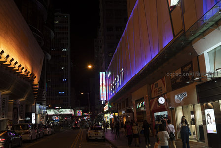 ESPRIT旗舰店夜景：紫色灯光勾勒现代商场外立面与街边人流