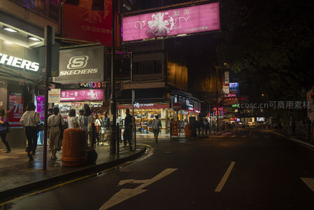 尖沙咀夜市一角：BEAUTY美容店与SKECHERS招牌下的街角人潮
