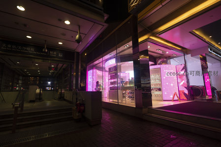 尖沙咀地铁站旁Sasa美妆店夜间橱窗特写