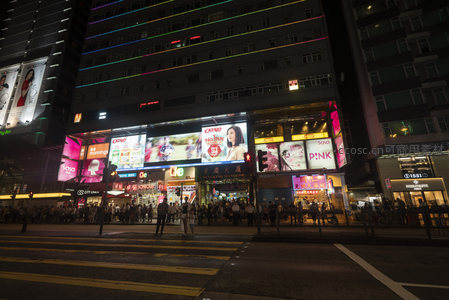 重庆大厦前夜市人潮与巨型电子屏交响曲