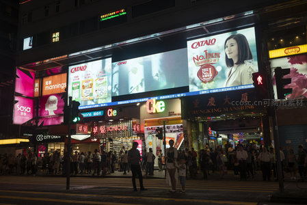 重庆大厦夜景全景：广告矩阵与都市行人剪影