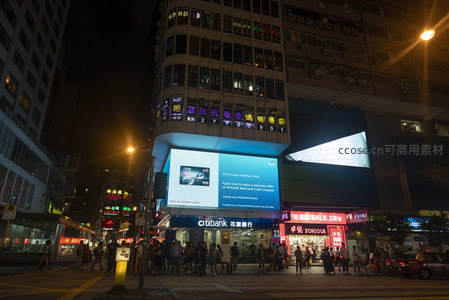 尖沙咀夜市街角，巨型广告屏推广信用卡优惠活动