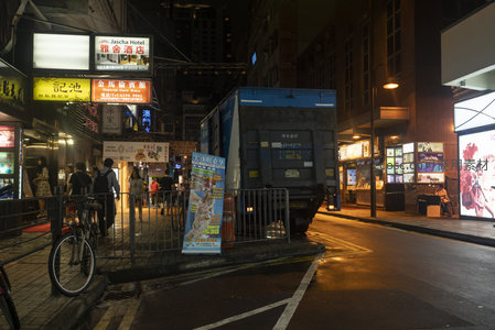 深水埗小巷夜市一角，货车停靠街边，霓虹招牌与自行车并置