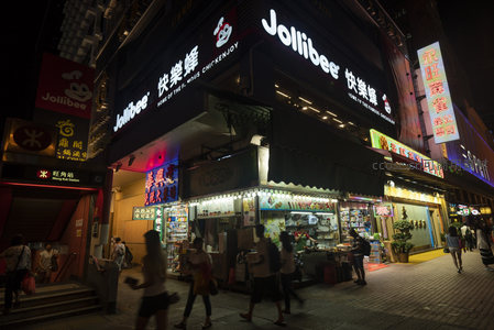 旺角地铁口旁Jollibee快餐厅夜景，中西餐饮文化交汇街景