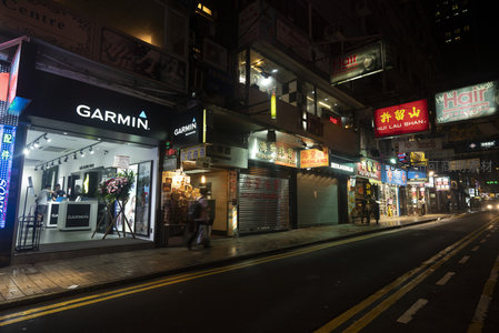 香港夜市街景：Garmin店铺与霓虹招牌交相辉映的都市夜色