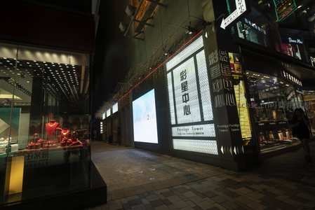 彩星中心外立面夜景：LED灯带与珠宝橱窗构成的现代商业美学