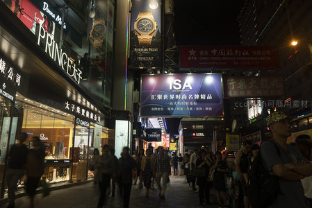 香港铜锣湾夜市繁华街景，霓虹灯牌林立人流如织