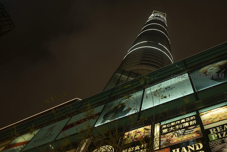 上海中心大厦夜景仰拍，螺旋灯带勾勒现代摩天楼轮廓