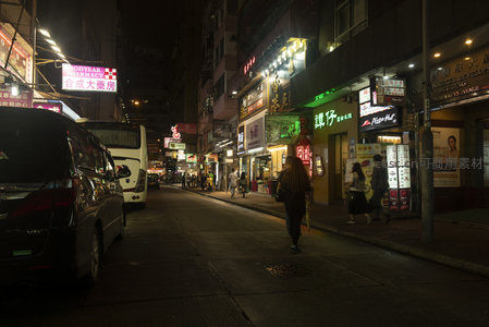 香港湾仔小巷夜行记，药房Pizza Hut并置展现市井烟火气