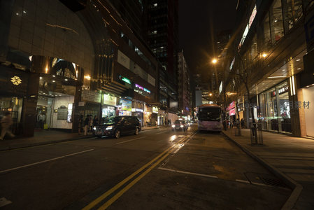 香港夜色街头霓虹闪烁，车流穿梭于繁华商业街区