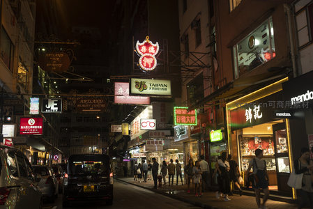 密集霓虹招牌映照狭窄巷弄，港式老街夜生活缩影